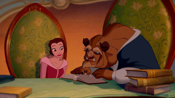  
Chắc Beast đã mất đi khả năng đọc khi bị dính lời nguyền vào năm 11 tuổi hoặc anh ta giả vờ để được Belle dạy cho thì sao (Ảnh: Bored Panda)