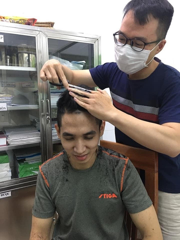  
Dù không phải thợ chuyên nghiệp nhưng cả người cắt và người được cắt tóc cũng rất vui vẻ. (Ảnh: FB)