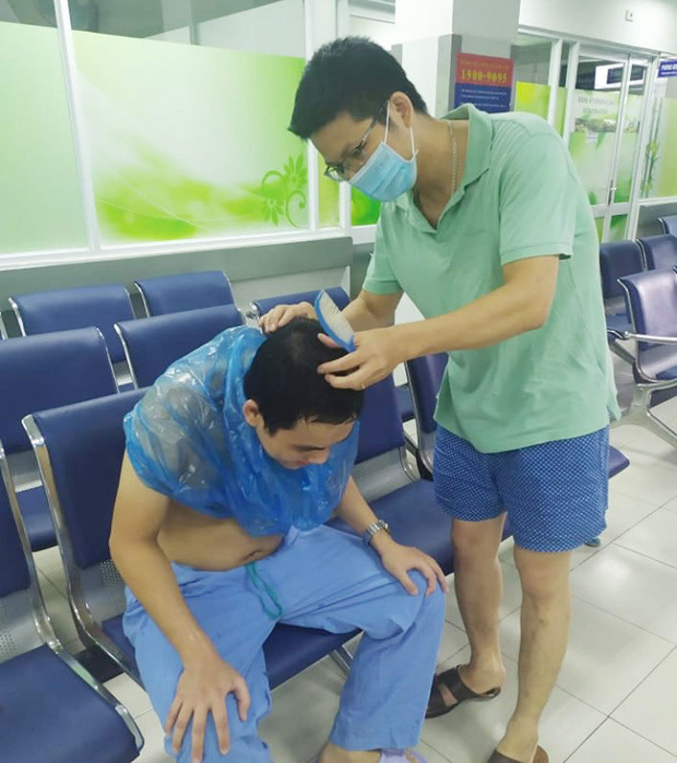  
Các bác sĩ đang tận dụng mọi thứ xung quanh để cắt tóc. (Ảnh: FB)