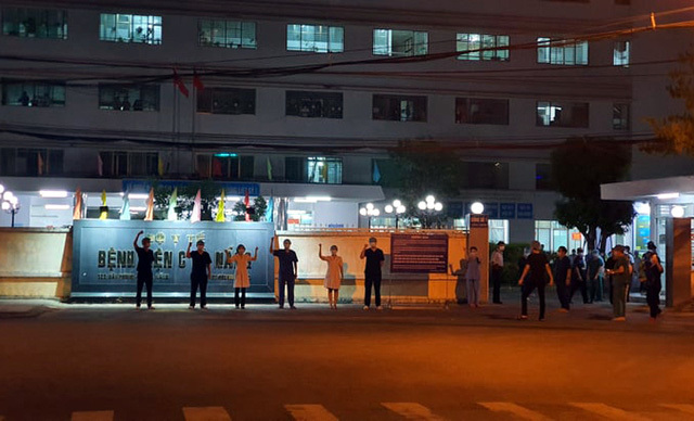  
 Y bác sĩ Bệnh viện C Đà Nẵng thể hiện quyết tâm sau khi gỡ bỏ phong tỏa (Ảnh: Bộ Y tế)