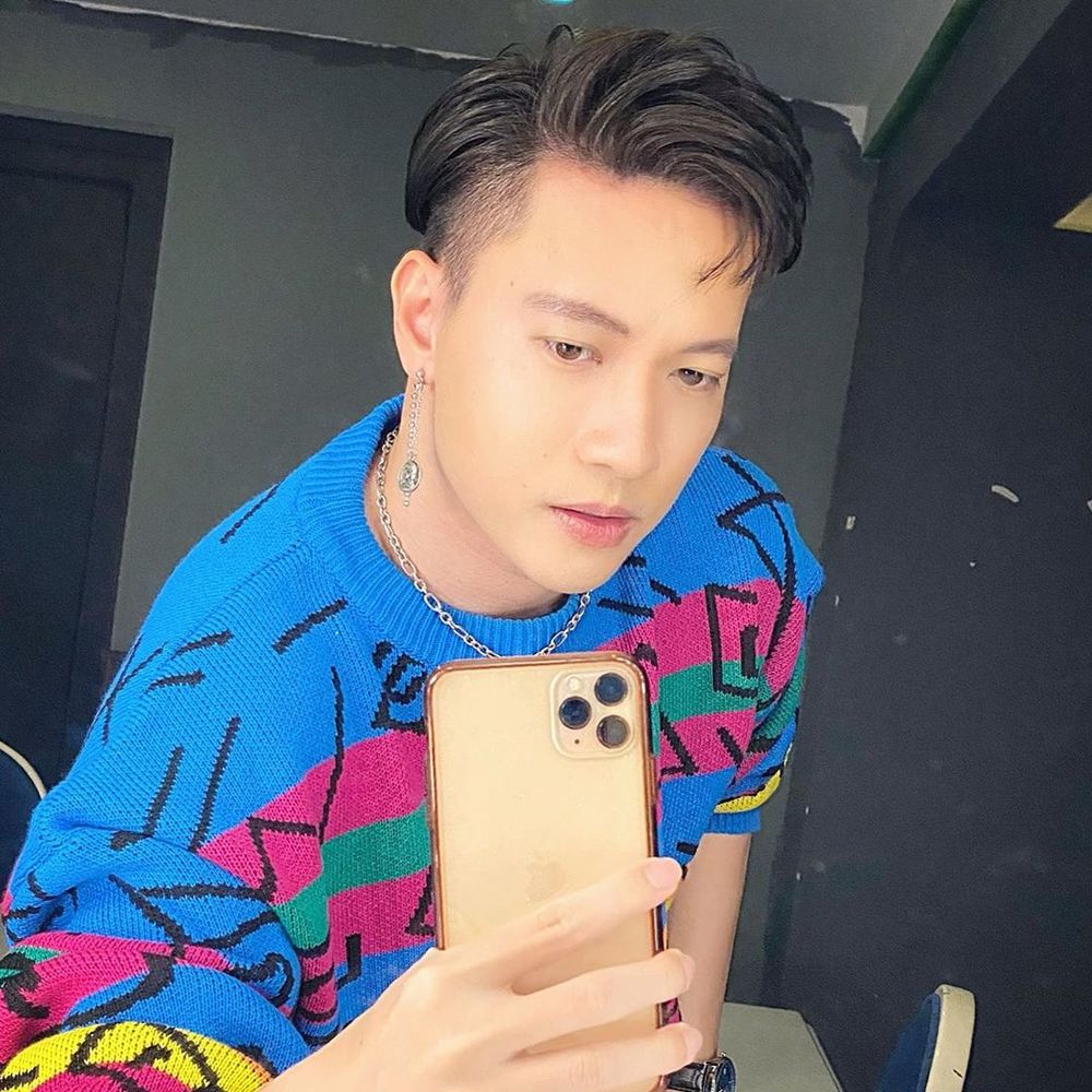  
S.T Sơn Thạch diện áo len màu sắc. (Ảnh: Instagram nhân vật)