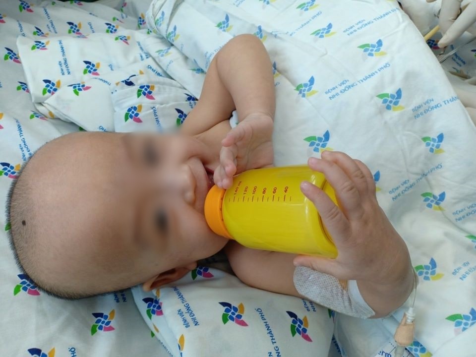  
Tự cầm bình sữa để uống và luôn cười với bố mẹ và các y bác sĩ trong bệnh viện.