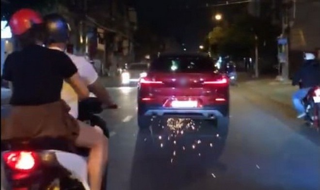 
Nữ tài xế điều khiển xe sang bỏ chạy trên đường (Ảnh: Thanh Niên)
