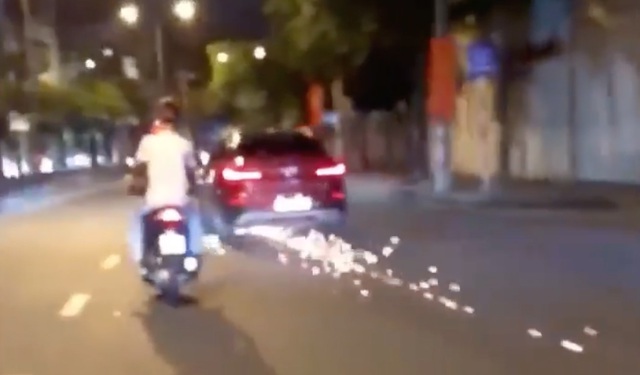 
Ô tô kéo lê xe máy gây tóe lửa trên mặt đường (Ảnh: Dân Trí)