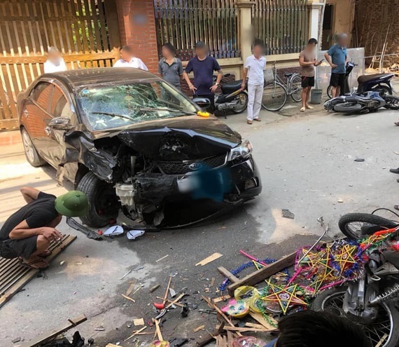  
Chiếc xe gây tai nạn liên hoàn trên đường Nam Dư  (Ảnh: VTC News)