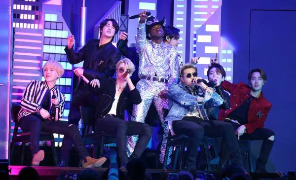  
BTS cũng có "giây phút lịch sử" khi biểu diễn ở Grammy. Ảnh: Twitter