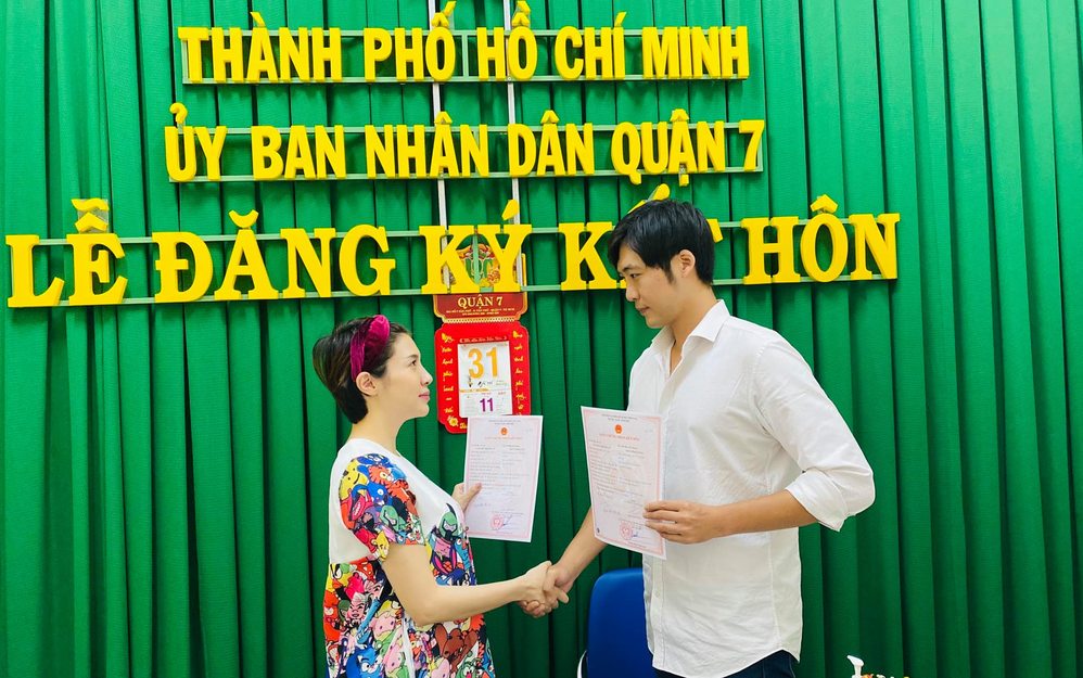  
Cả hai hoàn tất các thủ tục hôn nhân hợp pháp dưới sự công nhận của chính quyền địa phương. (Ảnh: FBNV) - Tin sao Viet - Tin tuc sao Viet - Scandal sao Viet - Tin tuc cua Sao - Tin cua Sao
