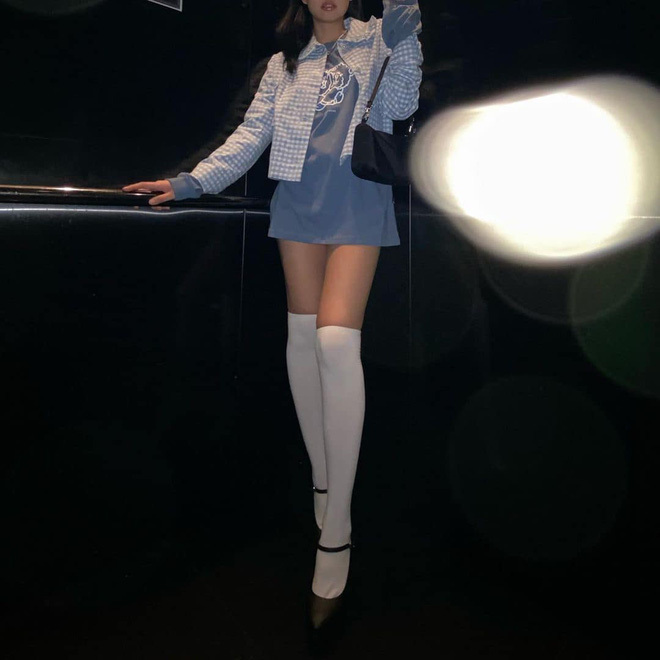 
Jennie phối áo tiểu thư, áo nỉ cùng giày cao gót và tất cao cổ. (Ảnh: Instagram)