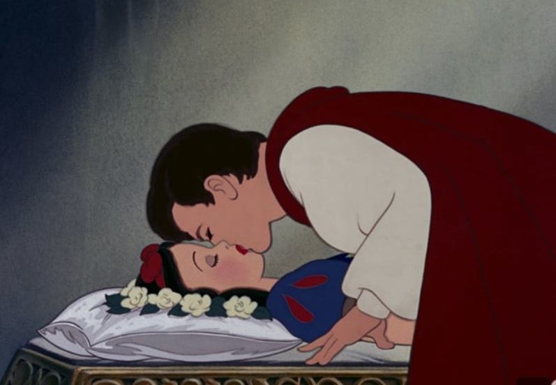 
Hoàng tử có lẽ vẫn ý thức được mình đang hôn một người không còn sống chứ nhỉ (Ảnh: Disney)