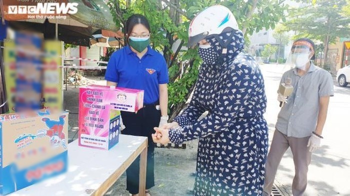 
Luôn có tình nguyện viên đứng túc trực, nhắc nhở mọi người rửa tay sát khuẩn (Ảnh: VTC News)