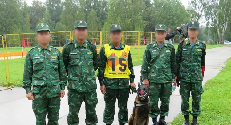 
Đội huấn luyện chó nghiệp vụ Việt Nam. (Ảnh: Quân Đội Nhân Dân)