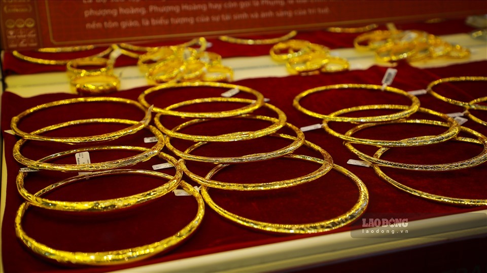  
Trang sức bằng vàng được bày bán tại một cửa hàng (Ảnh: Lao động)
