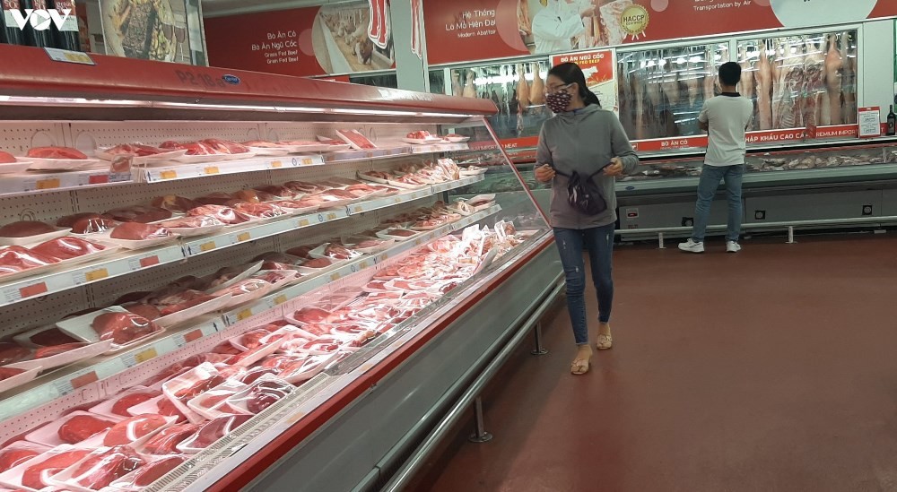  
Người tiêu dùng đi chọn mua thịt lợn trong siêu thị (Ảnh: VOV)