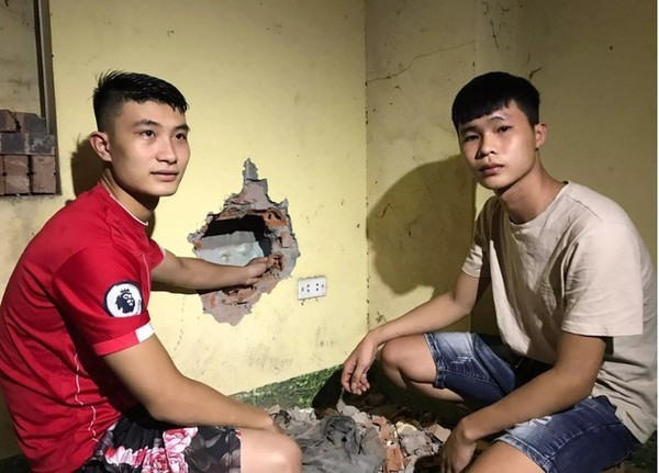  
Anh Nguyễn Lương Bằng (phải) kể về lúc khoan tường cứu cháu bé chiều 18/8. (Ảnh: Công an huyện Gia Lâm cung cấp)