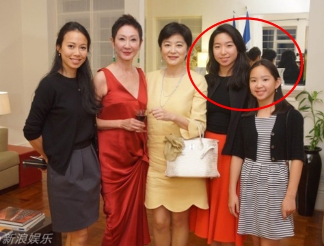  
Lâm Thanh Hà cùng 2 cô con gái rượu của mình (Ảnh: Weibo)