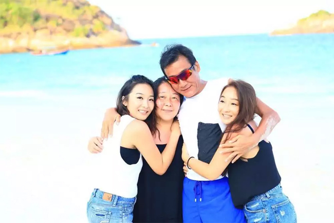  
Gia đình hạnh phúc của Ảnh đế Lương Gia Huy (Ảnh: Weibo)