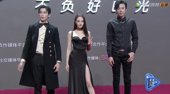  
Địch Lệ Nhiệt Ba xuất hiện thần thái bên hai diễn viên nam. (Ảnh: Weibo)
