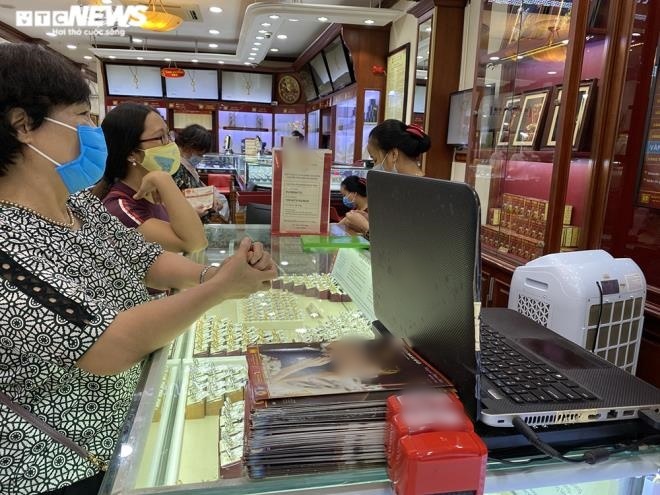  
Nhiều người tới các cửa hàng vàng để tham khảo giá hoặc mang vàng đi bán (Ảnh: VTC News)