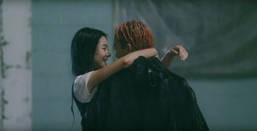 
G-Dragon và Seo Ye Ji cực tình cảm dưới mưa. (Ảnh: Twitter)