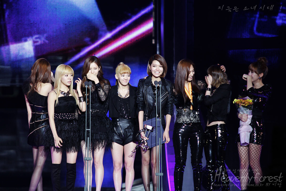 
Khoảnh khắc đi vào lịch sử K-pop khi SNSD có được giải thưởng Disk Daesang ở Golden Disk Awards 2010 (Ảnh: Twitter)