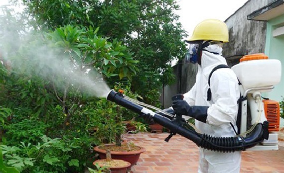 
Một nhân viên y tế đang tiến hành phun thuốc diệt côn trùng. (Ảnh: Báo Nông Nghiệp Việt Nam)