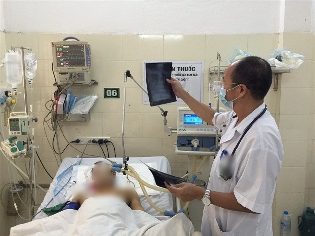
Bác sĩ thăm khám cho bệnh nhân tại Trung tâm Bệnh nhiệt đới, Bệnh viện Bạch Mai. (Ảnh: TTXVN)