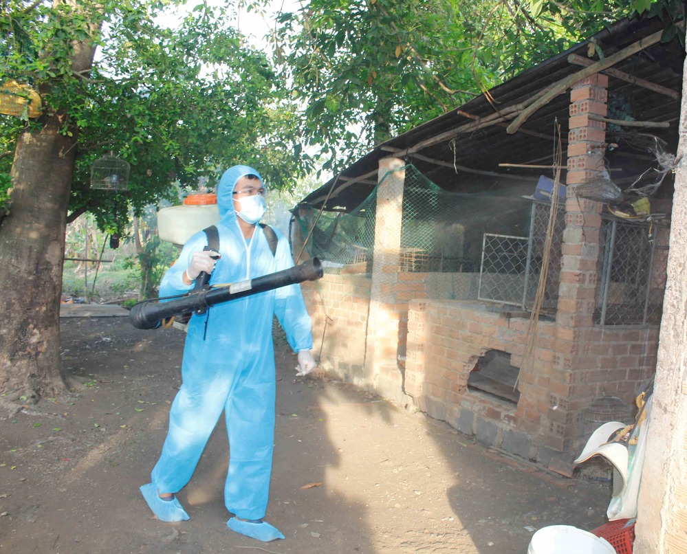 
Nhân viên y tế của Đội Y tế dự phòng (Trung tâm Y tế huyện Châu Đức) phun thuốc diệt muỗi tại một hộ gia đình. (Ảnh: UBND huyện Châu Đức, tỉnh Bà Rịa - Vũng Tàu)