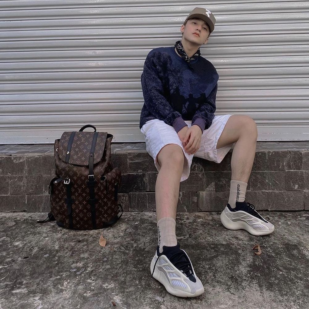 
Sơn Tùng khéo léo phối ba lô Louis Vuitton trong outfit streetstyle của mình. (Ảnh: Instagram nhân vật)