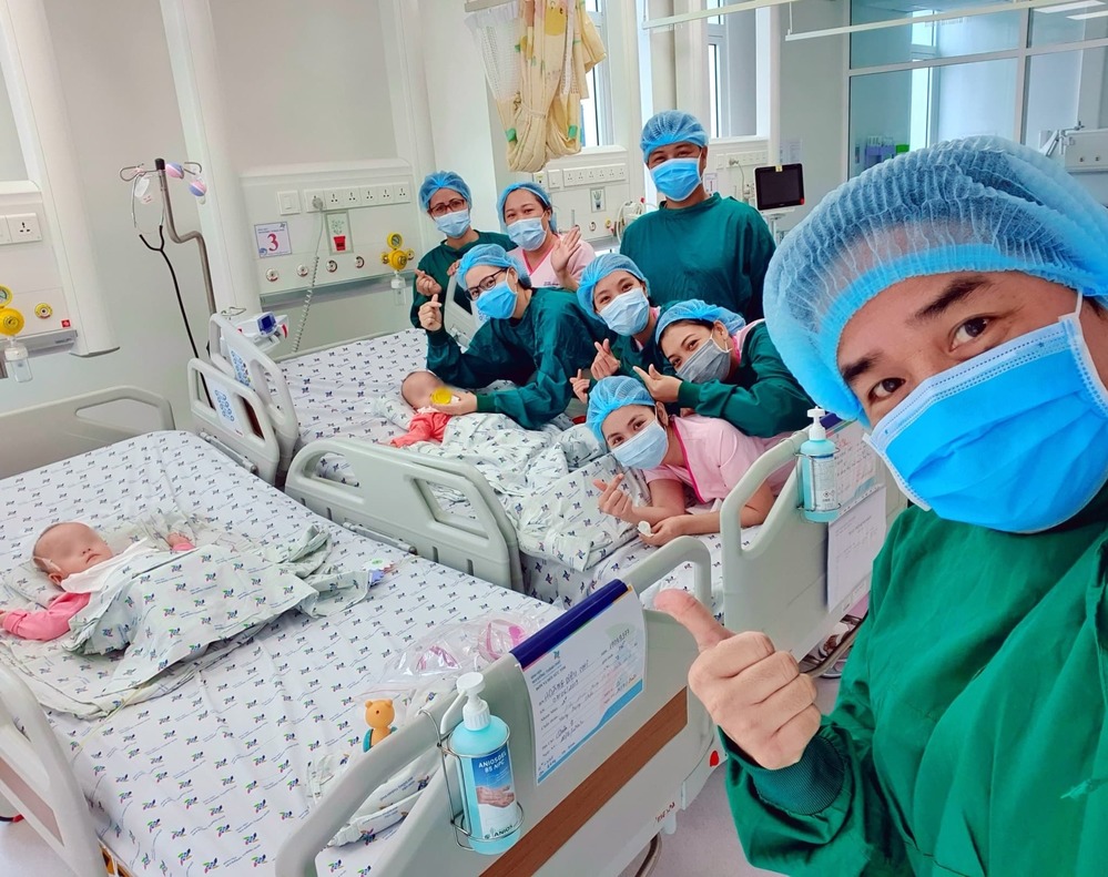  
Các y bác sĩ vui vẻ chụp ảnh cùng 2 chị em Dâu - Táo (Ảnh: BVCC)