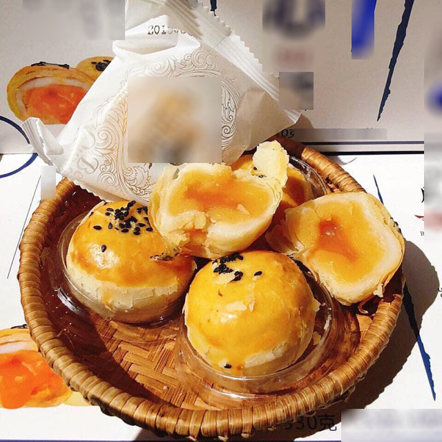 
Vấn đề an toàn vệ sinh thực phẩm của những chiếc bánh này vẫn là dấu hỏi. (Ảnh: Weibo)