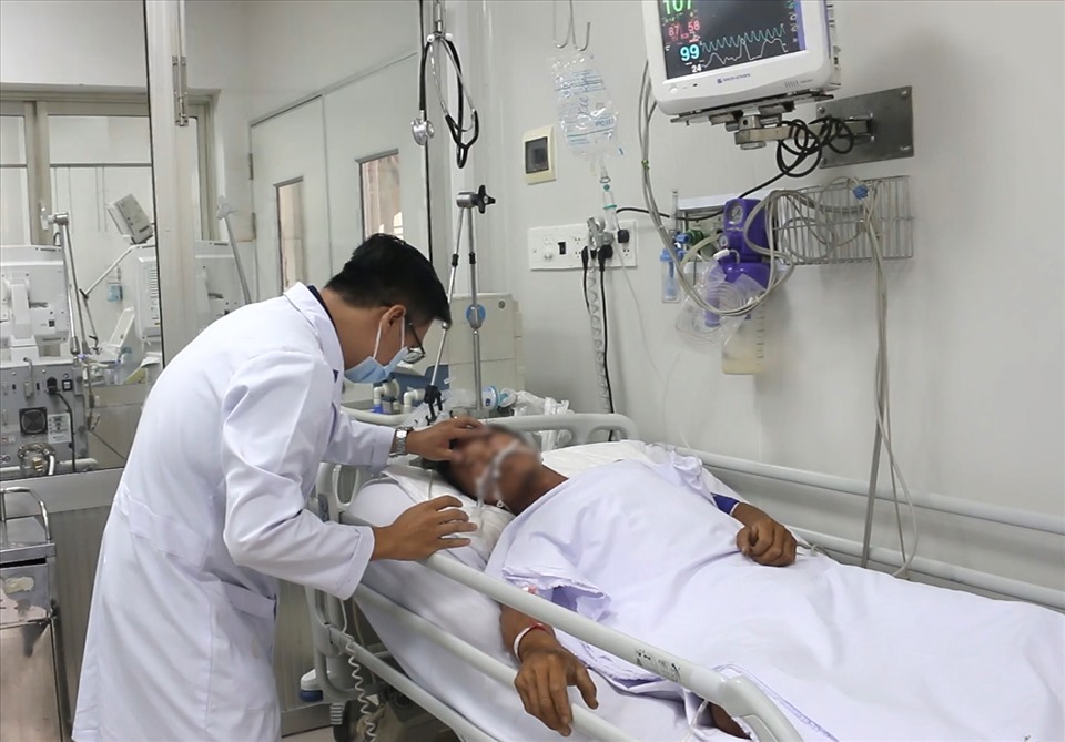  
Anh P.V.T được truyền 15 lọ huyết thanh kháng nọc rắn tại Bệnh viện Chợ Rẫy. (Ảnh: VietNamNet)