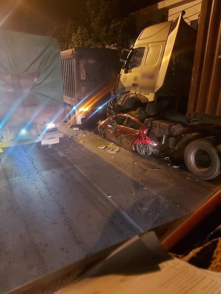  
Vụ tai nạn container chèn lên đầu ô tô con trên tuyến đường Nguyễn Văn Linh, Hà Nội. (Ảnh: Hà Nội Mới)