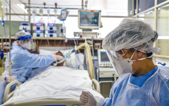  
Nhân viên y tế ở Brazil đang điều trị cho bệnh nhân mắc Covid-19. (Ảnh: BBC)