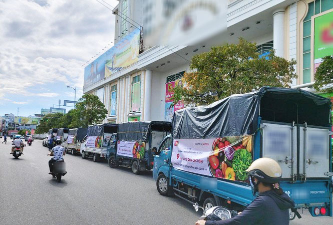 
Đoàn xe tải chở rau củ ủng hộ cho Đà Nẵng phòng chống dịch.