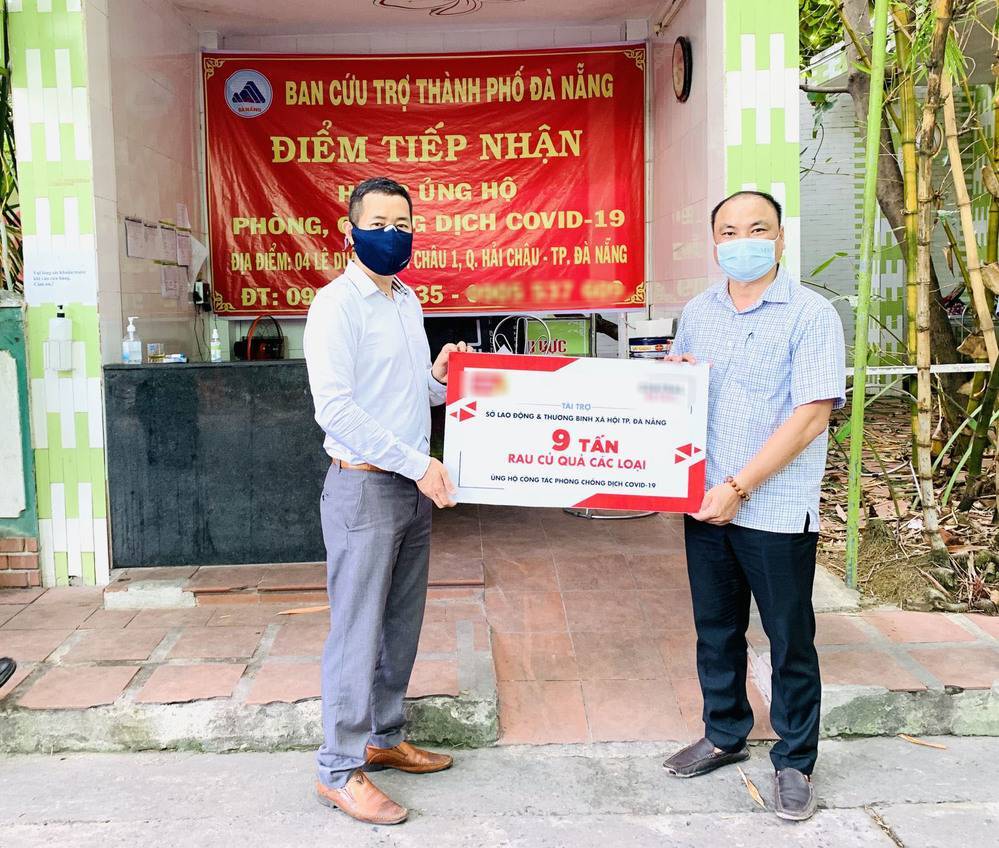
Đại diện tập đoàn C.R trao tặng 9 tấn rau, củ, quả cho Sở Lao động Thương Binh & Xã hội TP. Đà Nẵng.