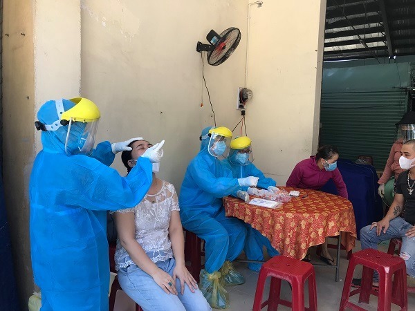  
Nhân viên y tế lấy mẫu xét nghiệm Covid-19 cho mọi người tại Đà Nẵng (Ảnh: Bộ Y tế)
