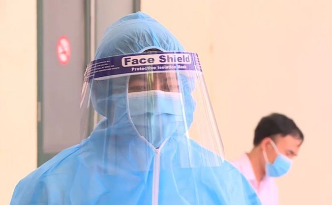 
Nhân viên y tế mặc đồ bảo hộ tham gia phòng chống dịch Covid-19 (Ảnh: Pháp luật Online)