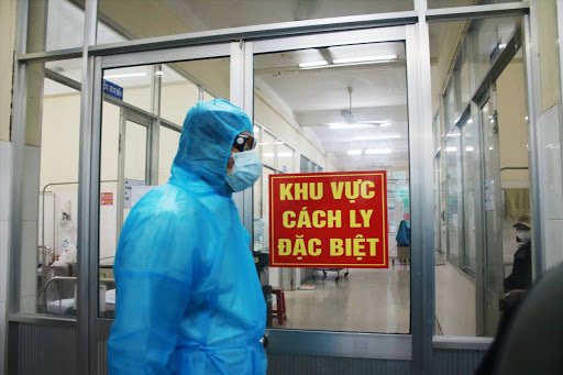  
Nhân viên y tế mặc đồ bảo hộ trong khu cách ly (Ảnh: Báo Quốc tế)