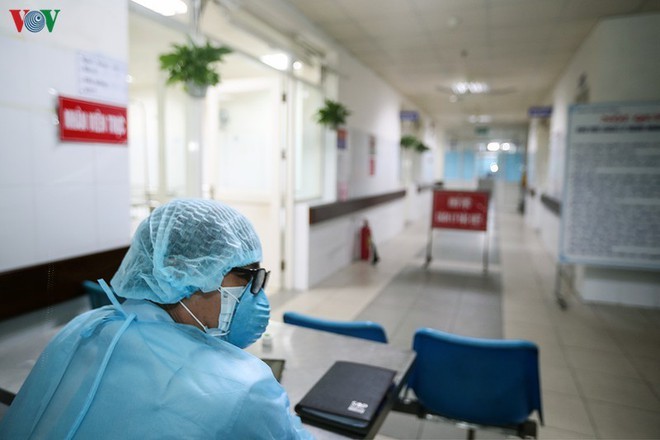 
Nhân viên y tế túc trực tại khu vực cách ly điều trị cho bệnh nhân Covid-19 (Ảnh: Báo Đà Nẵng)