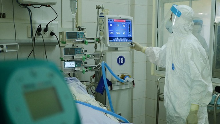  
Nhân viên y tế chăm sóc cho bệnh nhân Covid-19 (Ảnh: Ngày Nay)