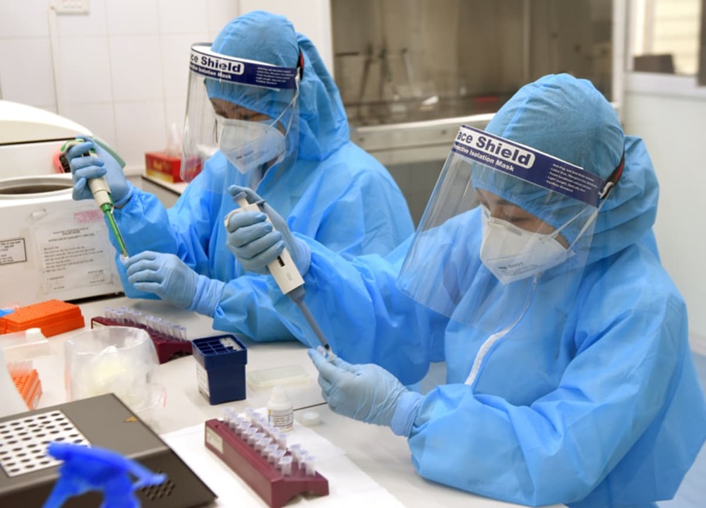  
Nhân viên y tế đang thực hiện các quy trình xét nghiệm nCoV tại Việt Nam. (Ảnh: Đời Sống Việt Nam)