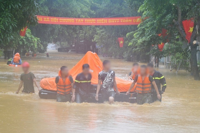  
Lực lượng chức năng đang triển khai cứu hộ giúp người dân thành phố Hà Giang. (Ảnh: Tiền Phong)