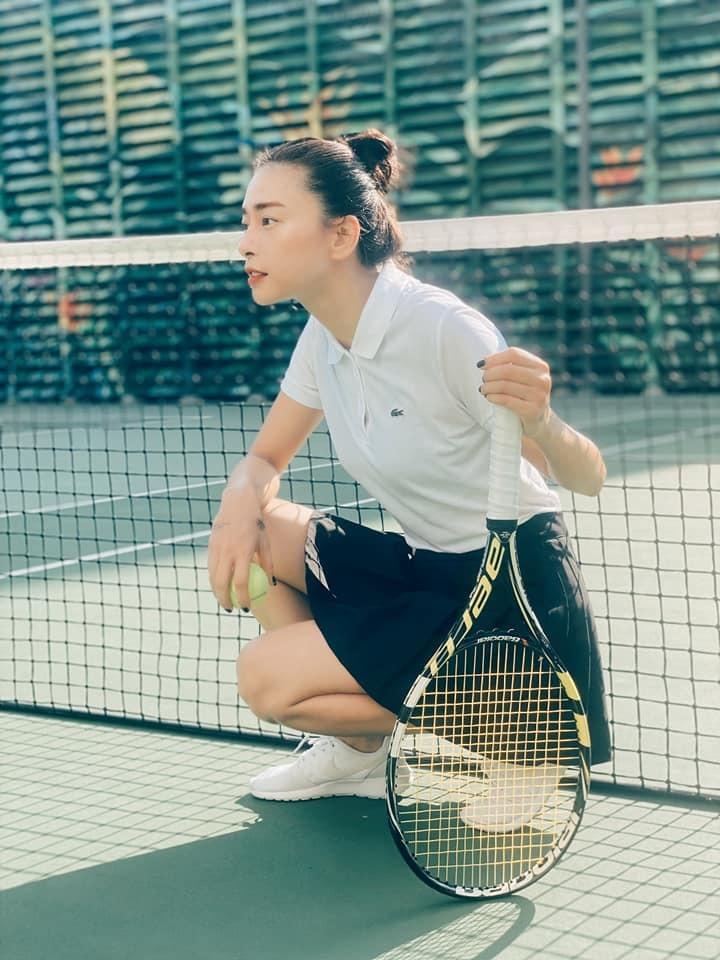 
Ngô Thanh Vân khoe hình ảnh thể dục thể thao khi chơ bộ môn tennis. (Ảnh: FBNV)