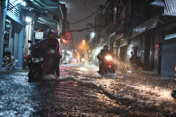  
Cơn mưa vào chiều tối ngày 6/8/2020 khiến các tuyến đường ở Sài Gòn ngập lụt (Ảnh: Tuổi Trẻ)