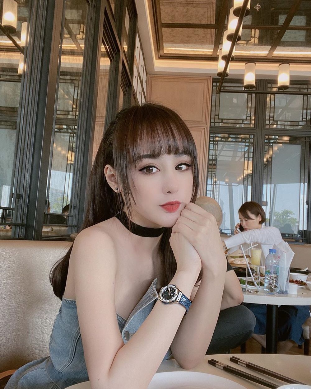  
Người đẹp đeo đồng hồ nạm kim cương đi ăn trưa. (Ảnh: Instagram nhân vật)