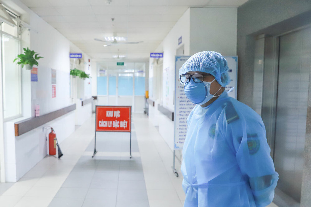  
Bác sĩ ở Việt Nam mặc đồ bảo hộ phòng dịch Covid-19 trong khu cách ly đặc biệt. (Ảnh: VnExpress)