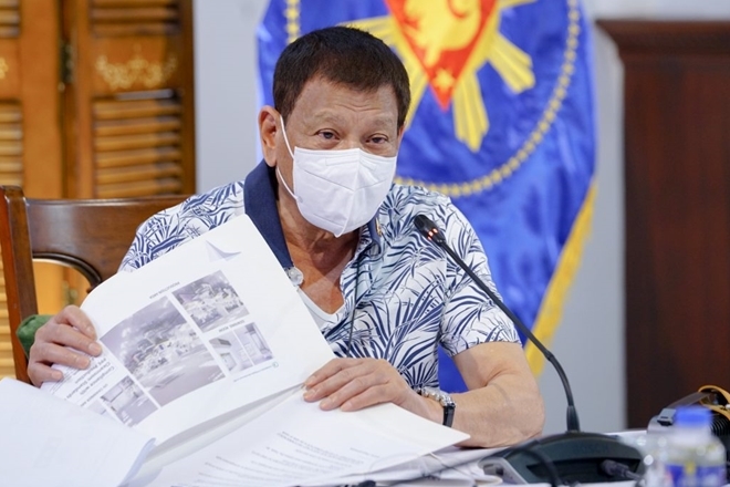 
Tổng thống Philippines Duterte tại một cuộc họp và luôn đeo khẩu trang để phòng chống Covid-19 (Ảnh: ITN)