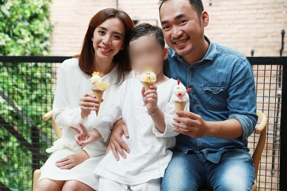 
Gia đình hạnh phúc hiện tại của Thu Trang và Tiến Luật (Ảnh: FBNV)