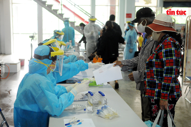  
Lực lượng y tế ​TP Hồ Chí Minh lấy mẫu xét nghiệm virus nCoV với tất cả các hành khách đi tàu hỏa đến ga Sài Gòn. (Báo Tin Tức)