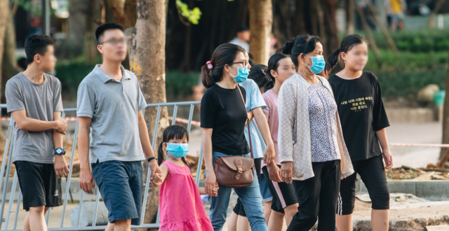  Từ ngày 7/8, Hà Nội cũng ra quy định xử phạt hành vi không đeo khẩu trang nơi công cộng. (Ảnh: Tuổi Trẻ)